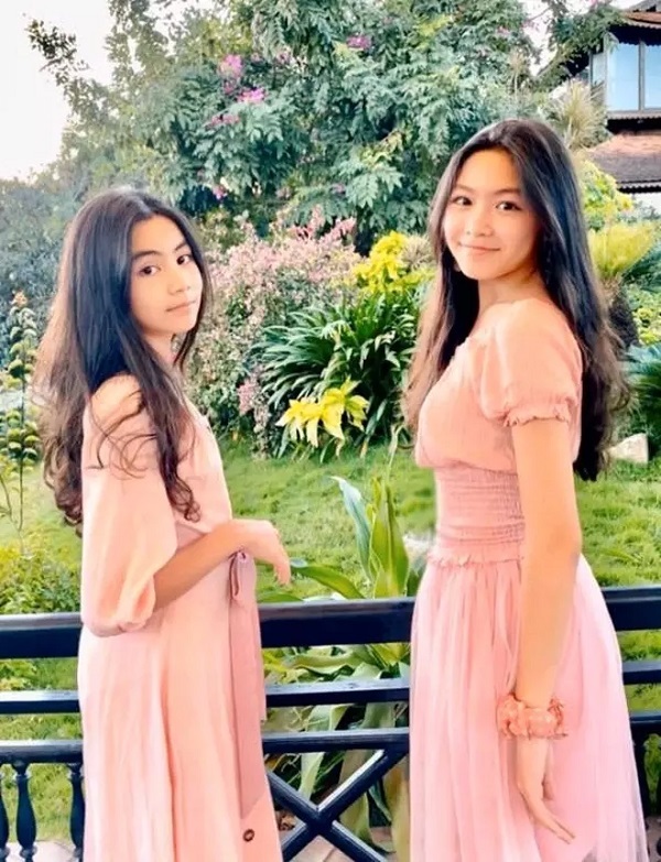 
Hai cô con gái xúng xính váy áo khi chụp hình cùng gia đình. (Ảnh: FB Quyền Linh) - Tin sao Viet - Tin tuc sao Viet - Scandal sao Viet - Tin tuc cua Sao - Tin cua Sao