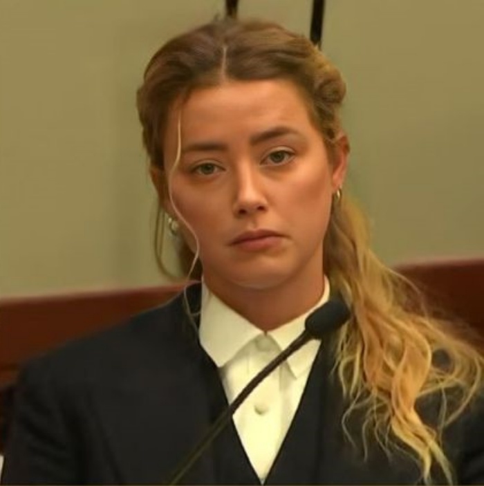 
Amber Heard diện vest đen thanh lịch tại tòa. (Ảnh: Chụp màn hình YouTube Law&Crime Network)