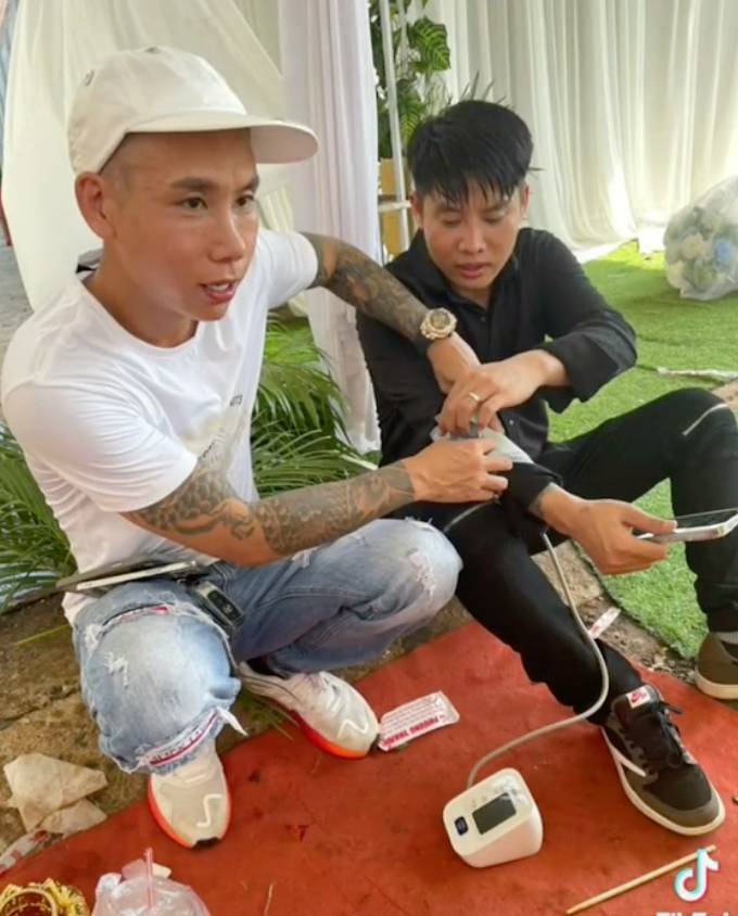  
Người bạn phải ngồi bên cạnh chăm sóc cho chú rể sau khi thấy anh "tụt huyết áp vì đeo vàng". (Ảnh: TikTok taylan649)