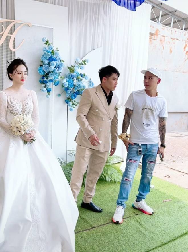 
Sau khi nghỉ ngơi, chú rể đã lấy lại được tinh thần để tiếp tục lễ cưới. (Ảnh: TikTok taylan649)