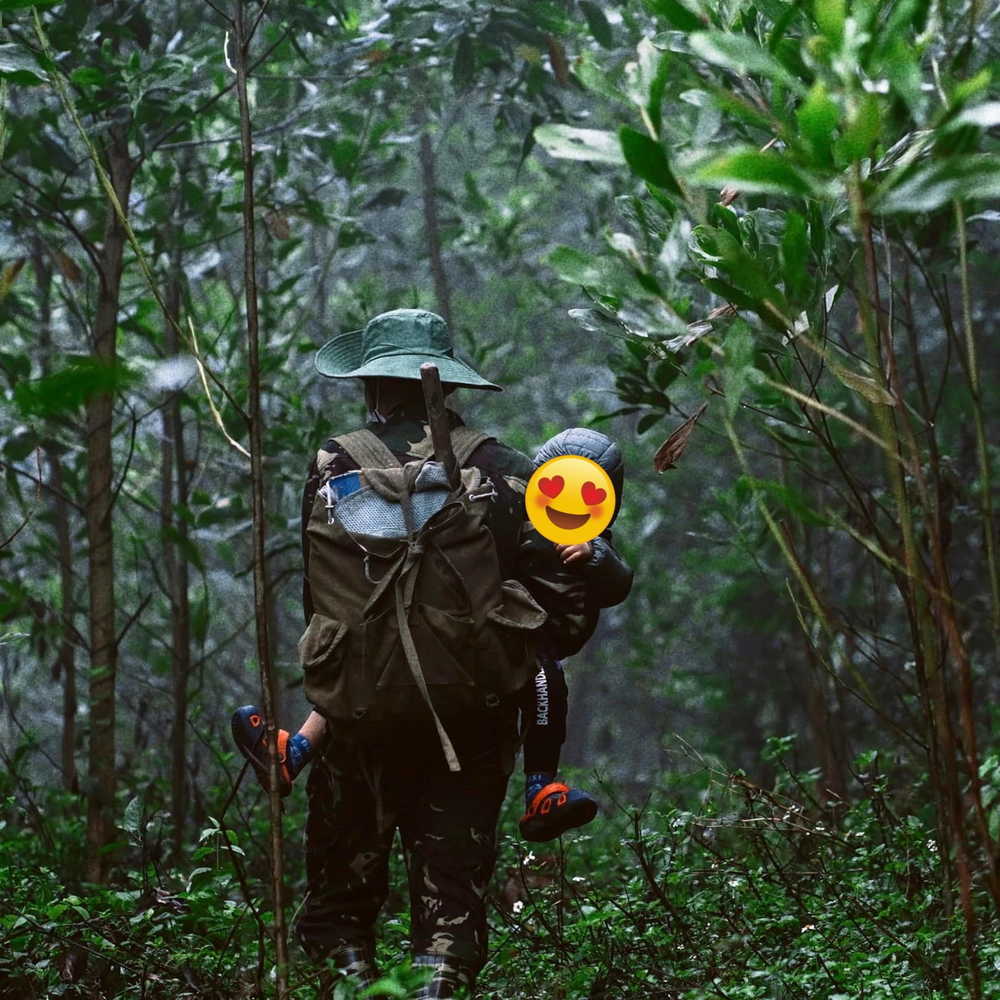  
Anh Trung Võ thường xuyên đưa con lên rừng khám phá. (Ảnh: Doanh nghiệp và Tiếp thị)