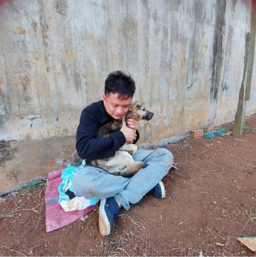  
Anh Dương chụp ảnh cùng những chú cún do đích thân mình giải cứu thành công. (Ảnh: FBNV)
