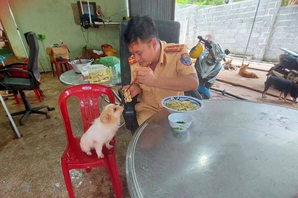  
Thời gian rảnh, anh Dương lại tranh thủ làm thêm nhiều công việc khác để có chi phí nuôi các em cún. (Ảnh: FBNV)