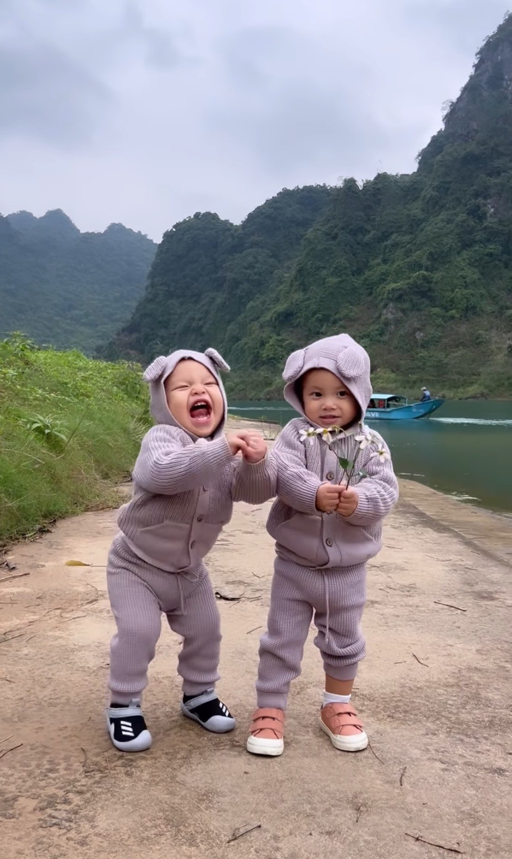 Lisa và Leon nổi tiếng trên mạng xã hội không kém bố mẹ. (Ảnh: Instagram hongocha)