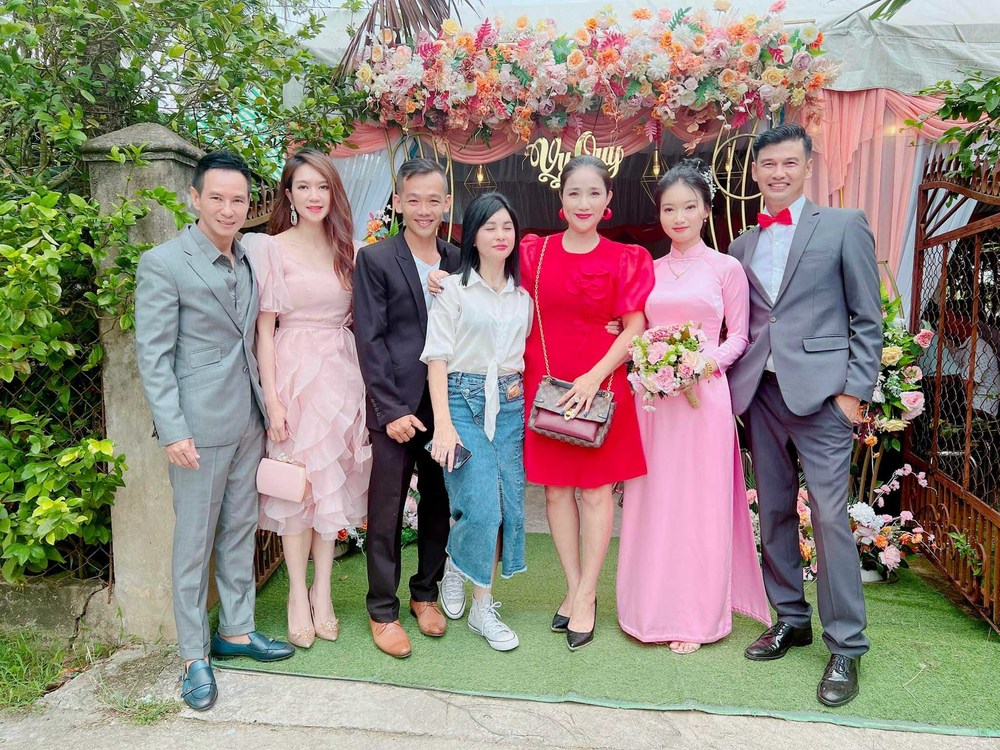 
Cát Phượng và nhiều sao Việt đến mừng đám cưới của Tiết Cương. (Ảnh: FB Minh Hà) - Tin sao Viet - Tin tuc sao Viet - Scandal sao Viet - Tin tuc cua Sao - Tin cua Sao
