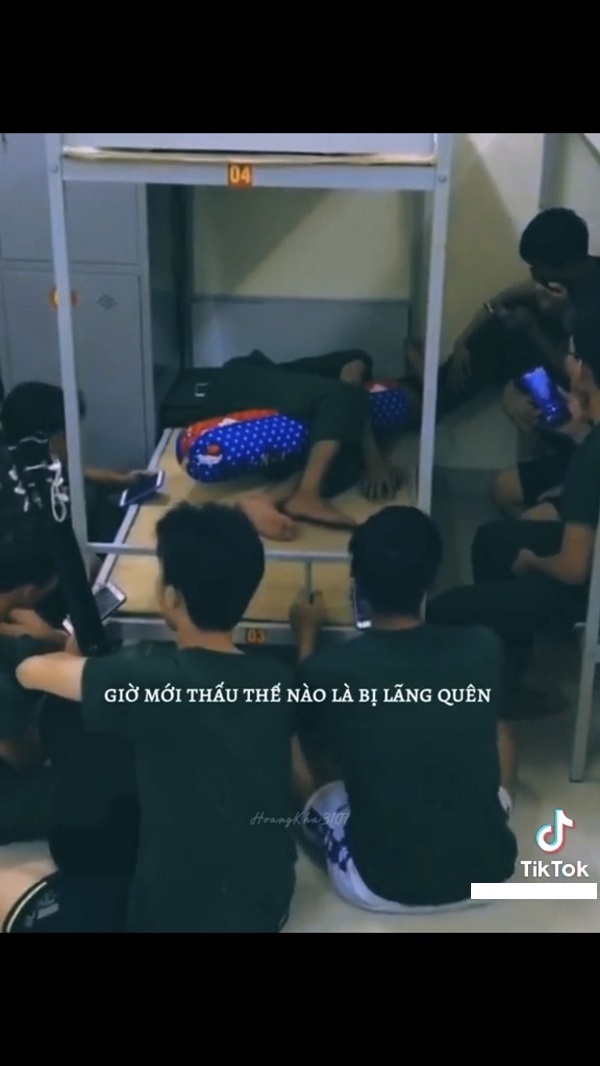  
Có vẻ đã quen với việc này nên các anh chàng đầu tư hẳn đàn guitar và các loại nhạc cụ khác. (Ảnh: Chụp màn hình TikTok @hoangkha3107)