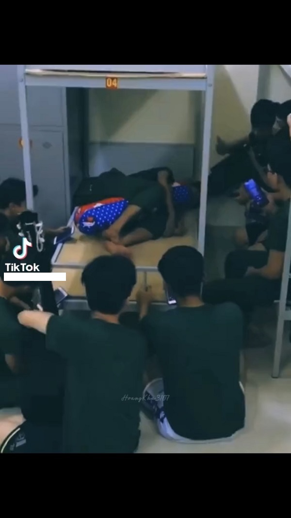  
Chàng trai thất tình cũng không yên vì có nhóm bạn quá "nhây lầy". (Ảnh: Chụp màn hình TikTok @hoangkha3107)