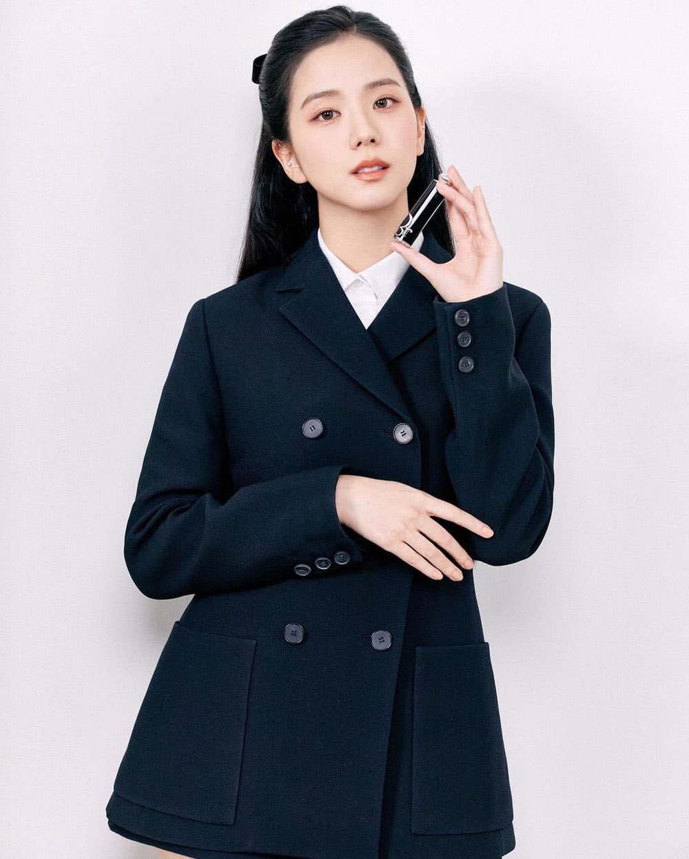 Jisoo quảng bá cho dòng son mới của Dior Addict. (Ảnh: Pinterest)