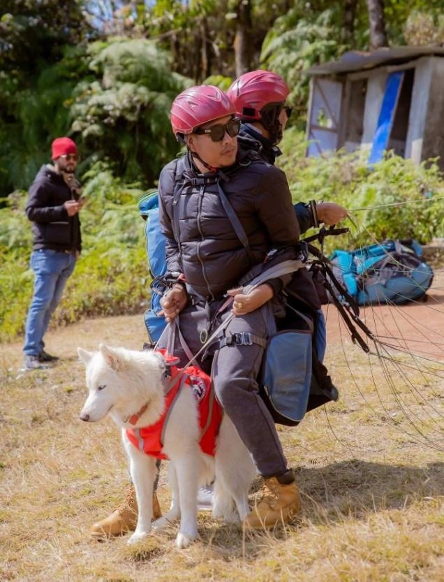  
Chú chó Pearl rất thích đi dù lượn cùng chủ nhân để có thể ngắm nhìn phong cảnh ở Pokhara. (Ảnh: nepalpress)