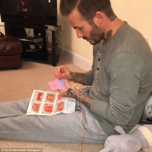 
Là người đàn ông nam tính, đình đám nhưng khi về nhà, David Beckham "mất hết quyền lực" vào tay cô con gái nhỏ. (Ảnh: Instagram @davidveckham)