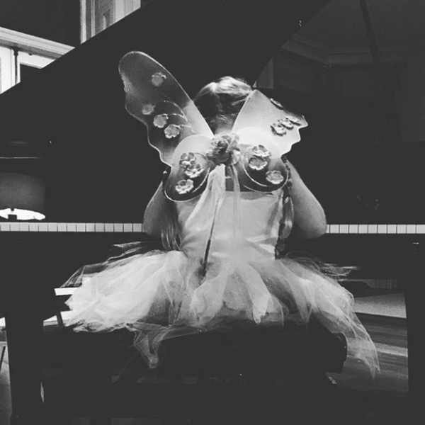 
Không chỉ dừng lại ở đó, cô cũng biết chơi piano từ khi còn bé xíu. (Ảnh: Instagram @victoriabeckham)