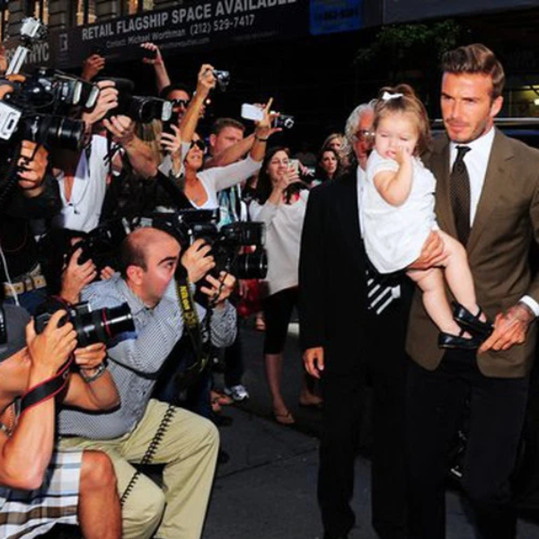 
Hình ảnh cho thấy sự săn đón của truyền thông đến cô út nhà Davie Beckham. (Ảnh: The Sun)