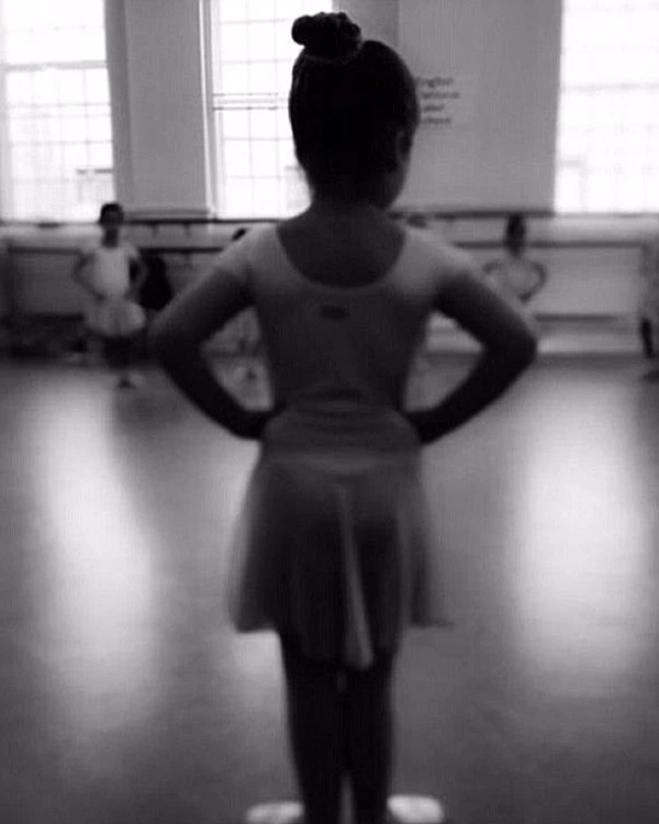 
Như bao tiểu thư nhà giàu, Harper được cho theo học ballet ngay từ nhỏ. (Ảnh: Instagram @victoriabeckham)