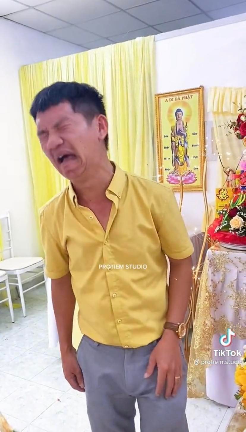 h 
Người anh giả vờ mếu máo khi cho quà em gái khiến netizen thích thú. (Ảnh chụp màn hình TikTok protiem.studio)