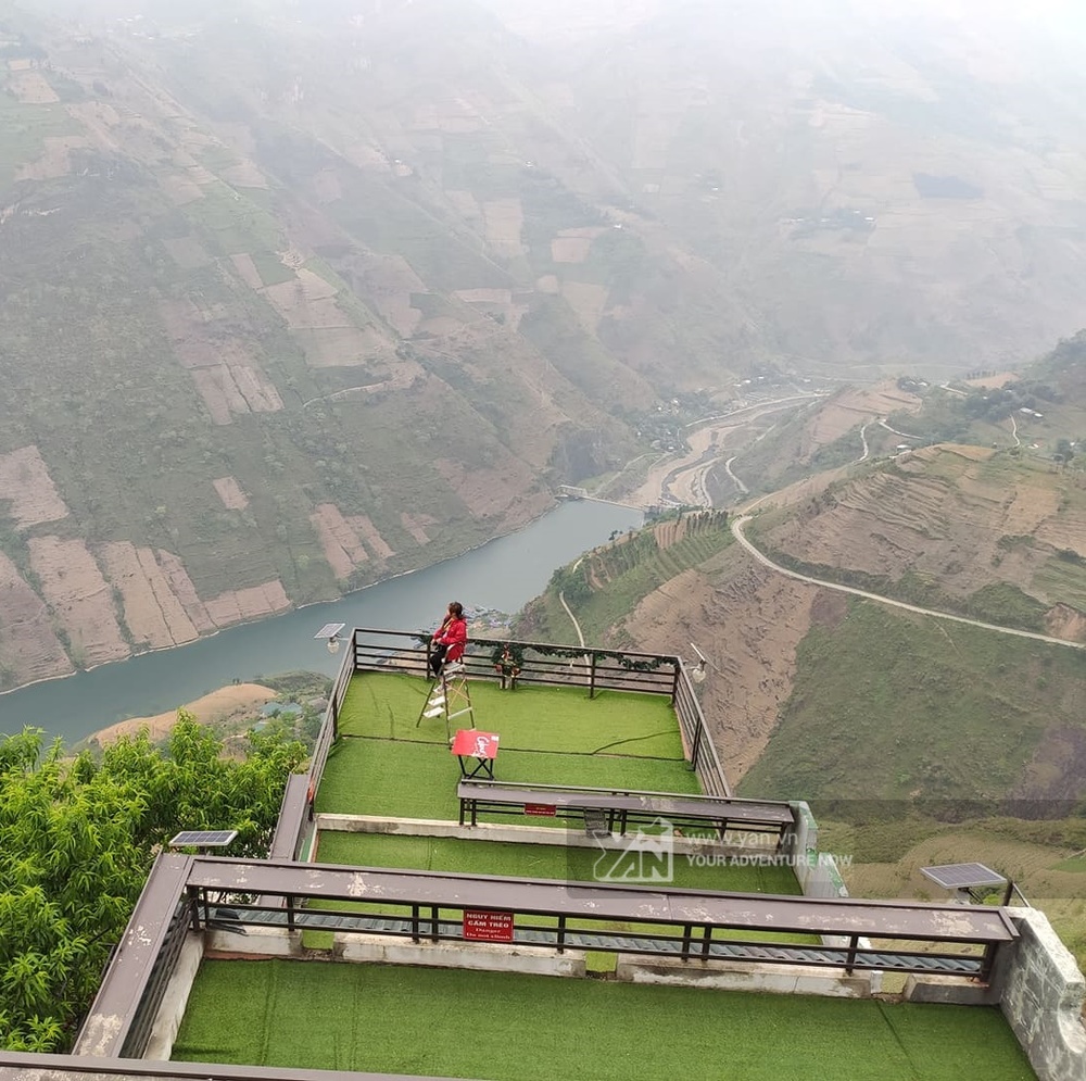  
Từ Panorama, khách du lịch có thể ngắm được cảnh sông Nho Quế, hẻm vực Tu Sản và những dãy núi đá hùng vĩ.