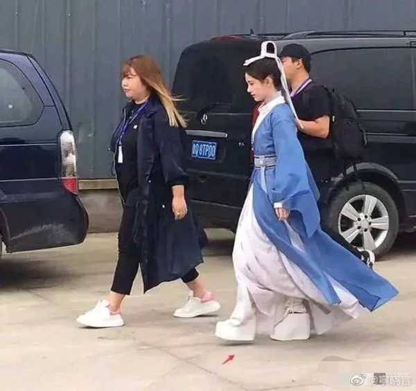  
Dù mang một đôi giày cao gót khủng nhưng Cúc Tịnh Y vẫn trông không vừa vặn với độ dài của trang phục. (Ảnh: Weibo)
