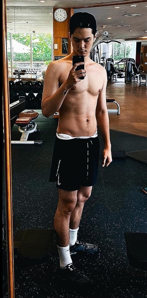 
Body chuẩn của nam diễn viên. (Ảnh: Instagram @peach_pachara)