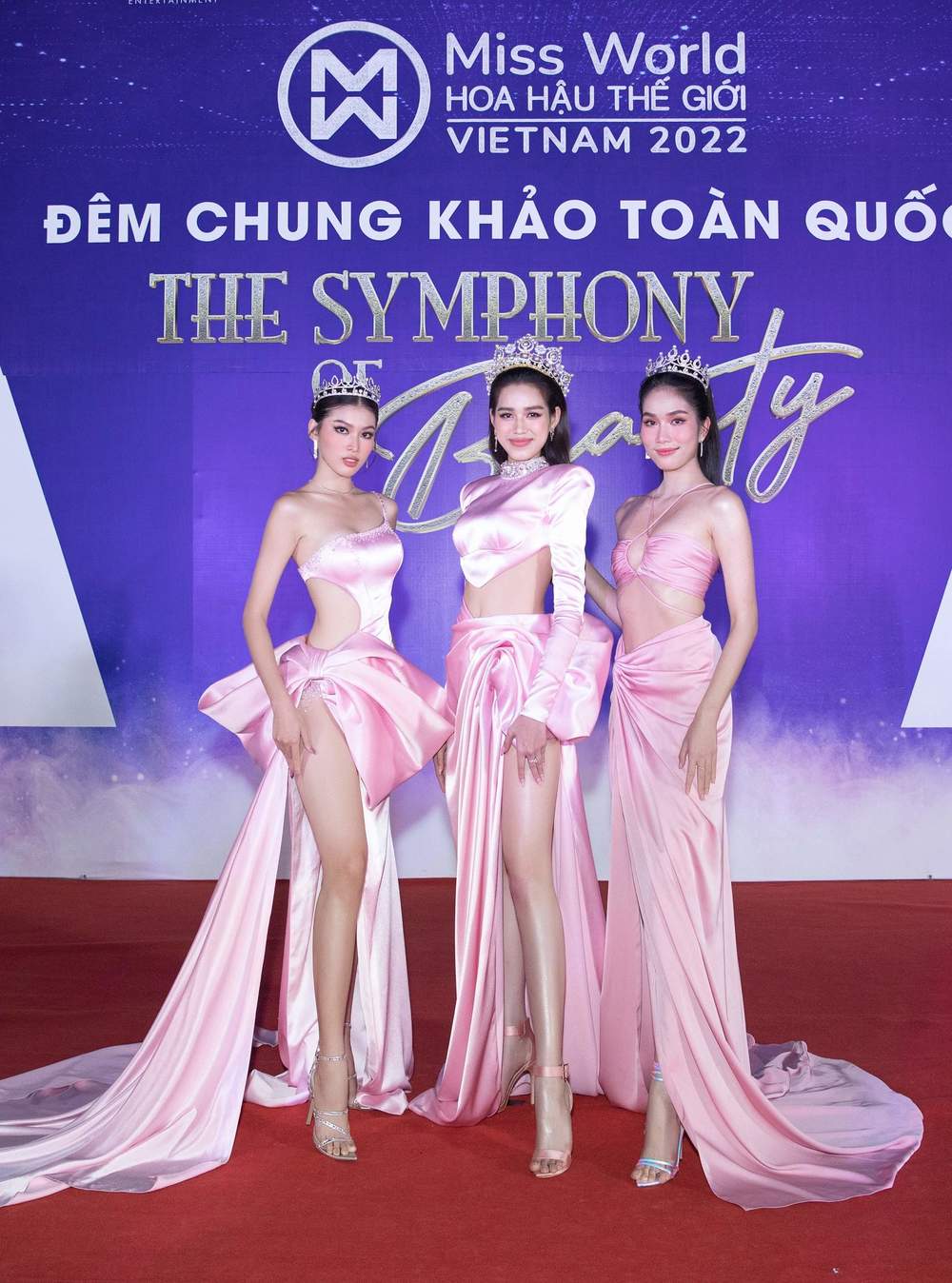 
Top 3 của Hoa hậu Việt Nam 2020 đọ chân dài ấn tượng trên thảm đỏ MWVN. 
