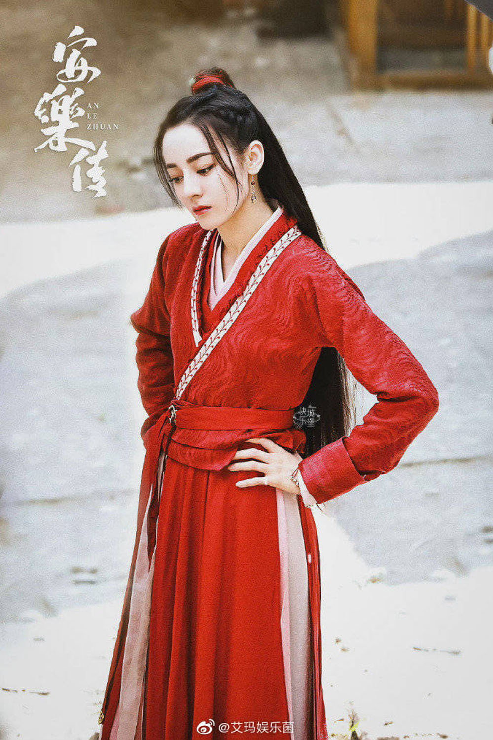  
Hồng y trong An Lạc Truyện cũng khiến Địch Lệ Nhiệt Ba nổi bần bật. (Ảnh: Tư liệu phim)