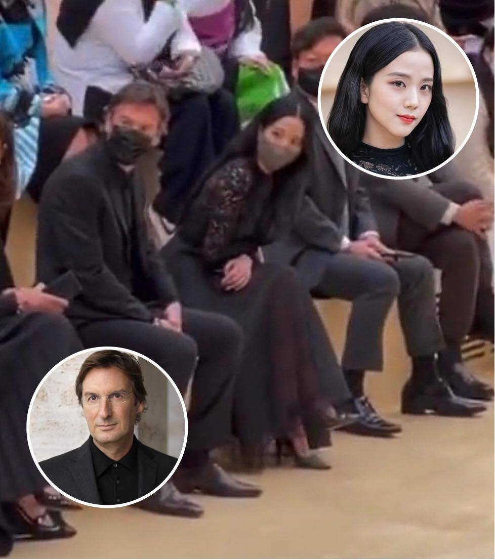 Jisoo ngồi hàng ghế đầu, cạnh Chủ tịch kiêm Giám đốc điều hành của Dior. (Ảnh: Facebook Jisoonly - BlackPink Jisoo Vietnam Fanpage)