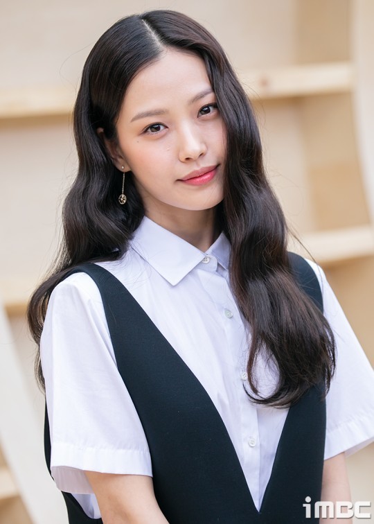  Nữ diễn viên Go Min Si diện váy yếm và áo sơ mi trắng như nữ xinh khi tham dự sự kiện. (Ảnh: iMBC)