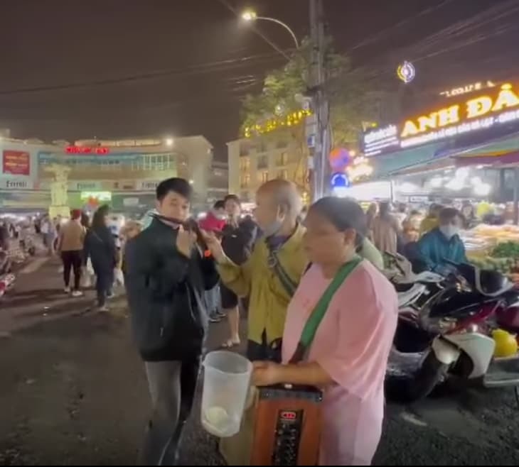  
Bắt gặp cặp vợ chồng khiếm thị tại chợ đêm Đà Lạt, chàng thanh niên thổi sáo gây sự chú ý của nhiều người đi đường. (Ảnh: Chụp màn hình Sáo Trúc Mão Mèo)