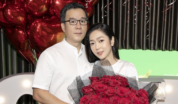 Tự lập từ nhỏ nên Hà Thanh Xuân không gặp áp lực khi kết hôn với doanh nhân hơn 13 tuổi. (Ảnh: Thanh niên) Tự lập từ nhỏ nên Hà Thanh Xuân không gặp áp lực khi kết hôn với doanh nhân hơn 13 tuổi. (Ảnh: Thanh niên) - Tin sao Viet - Tin tuc sao Viet - Scandal sao Viet - Tin tuc cua Sao - Tin cua Sao
