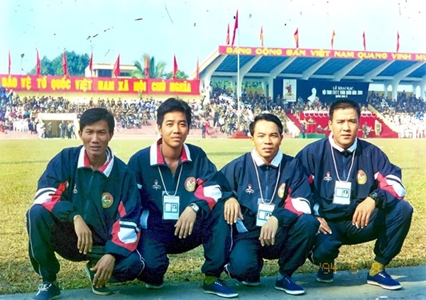 Ngô Văn Thắng (ngoài cùng bên phải) trong một lần tham dự Đại hội thể thao toàn quân. (Ảnh: QĐND) Ngô Văn Thắng (ngoài cùng bên phải) trong một lần tham dự Đại hội thể thao toàn quân. (Ảnh: QĐND) - Tin sao Viet - Tin tuc sao Viet - Scandal sao Viet - Tin tuc cua Sao - Tin cua Sao