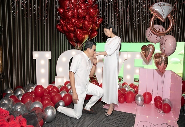 Hà Thanh Xuân được bạn trai doanh nhân hơn 13 tuổi cầu hôn bất ngờ trong một lần đi du lịch. (Ảnh: Thanh niên) Hà Thanh Xuân được bạn trai doanh nhân hơn 13 tuổi cầu hôn bất ngờ trong một lần đi du lịch. (Ảnh: Thanh niên) - Tin sao Viet - Tin tuc sao Viet - Scandal sao Viet - Tin tuc cua Sao - Tin cua Sao