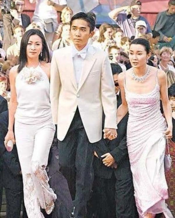  
Bức ảnh từng khiến truyền thông xôn xao tại Liên hoan phim Cannes khi Lương Triều Vỹ nắm tay 2 mỹ nhân đình đám Lưu Gia Linh và Trương Mạn Ngọc giữa lùm xùm tình ái. (Ảnh: Sina)