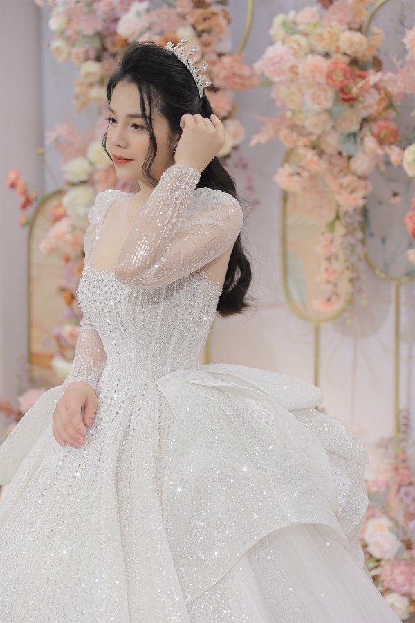  
Cô cũng thay đổi nhiều thiết kế váy cưới khác không kém phần lộng lẫy. (Ảnh: Linh Nga Bridal)