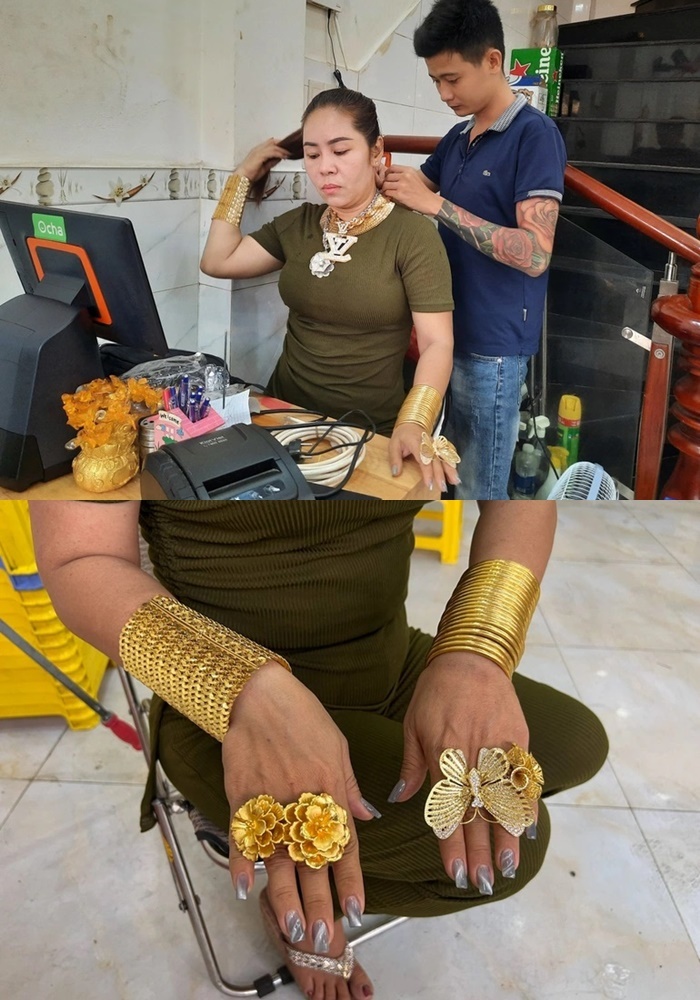  
Khi đến quán, nhân viên sẽ hỗ trợ chị đeo thêm dây chuyền vàng. (Ảnh: Dân Trí)
