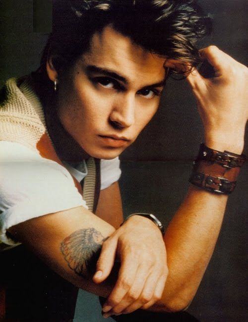 
Johnny Depp thời trẻ vô cùng điển trai. 