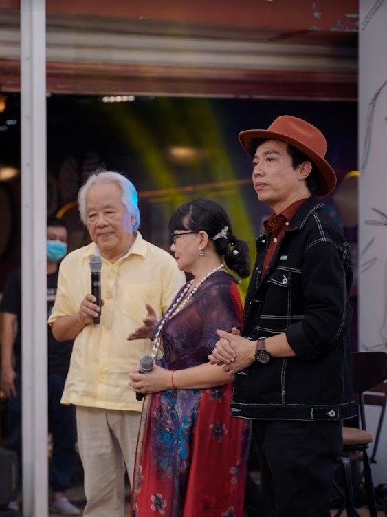 
Gia đình nhạc sĩ Trịnh Công Sơn phát biểu trước khi đêm diễn bắt đầu.