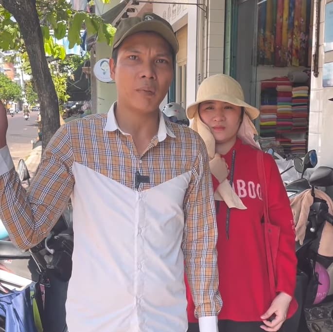  
Lộc Fuho cùng vợ có mặt ở Quy Nhơn trong chuyến từ thiện lần này. (Ảnh: Chụp màn hình YouTube Lộc Fuho)