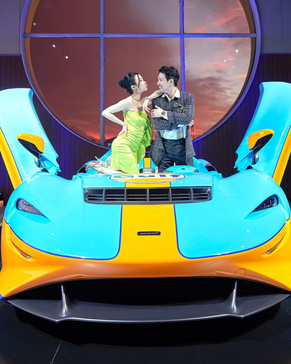  
Vợ chồng Minh Nhựa "chơi lớn" tậu hẳn siêu xe 160 tỷ đồng để kỷ niệm 9 năm ngày cưới. (Ảnh: FB Minh Nhựa)