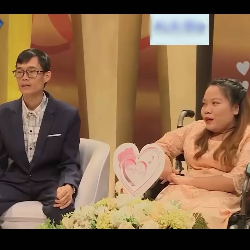  
Anh Vinh và chị Đông kể lại chuyện tình yêu giản dị nhưng không kém phần thú vị của mình. (Ảnh: Chụp màn hình YouTube MCV TV)