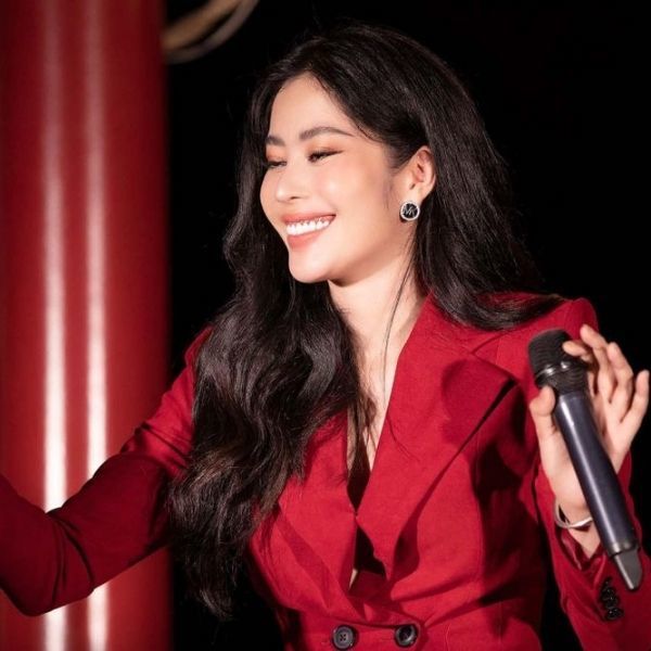 
Cô nàng thể hiện giọng ca qua loạt hit nổi tiếng (Ảnh: Instagram Nam Em) - Tin sao Viet - Tin tuc sao Viet - Scandal sao Viet - Tin tuc cua Sao - Tin cua Sao