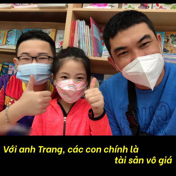  
Anh Trang - người chọn xăm dòng nét chữ đầu đời của con gái lên tay và 2 đứa con của mình. (Ảnh: Thanh Niên)