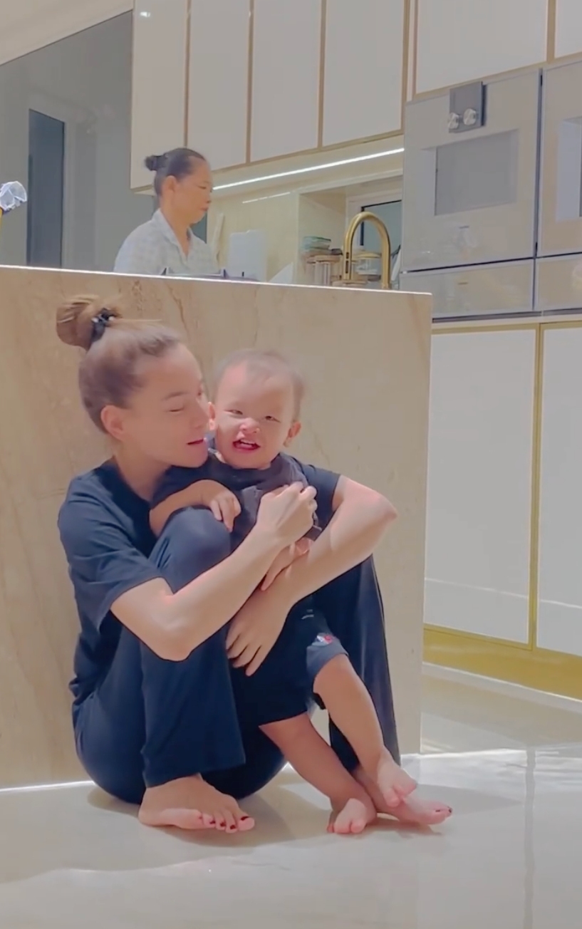 Hà Hồ luôn mong ngóng được gặp các con sau khoảng thời gian vắng nhà vì công việc. (Ảnh: Instagram henrylisaleon)