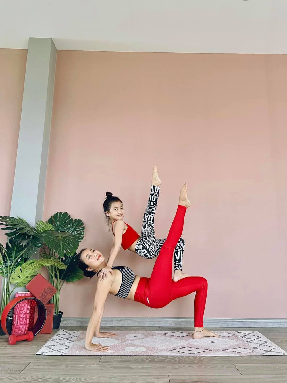Nhóc tì sao Việt mê tập yoga giống mẹ: Con gái Ốc Thanh Vân đỉnh nhất