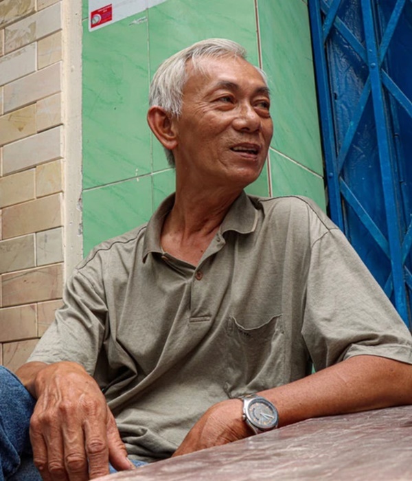   
Ông Lê Hoàng Ly, người đã dành cả cuộc đời gắn bó với "hẻm nước đen" ở TP.HCM. (Ảnh: Pháp luật và Bạn đọc)