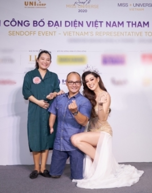 
Top 21 Miss Universe 2020 dù diện đầm cắt xẻ cũng không ngại ngồi xuống đầy tinh tế khi chụp ảnh cùng người khuyết tật. (Ảnh: Chụp màn hình Miss Universe Vietnam)