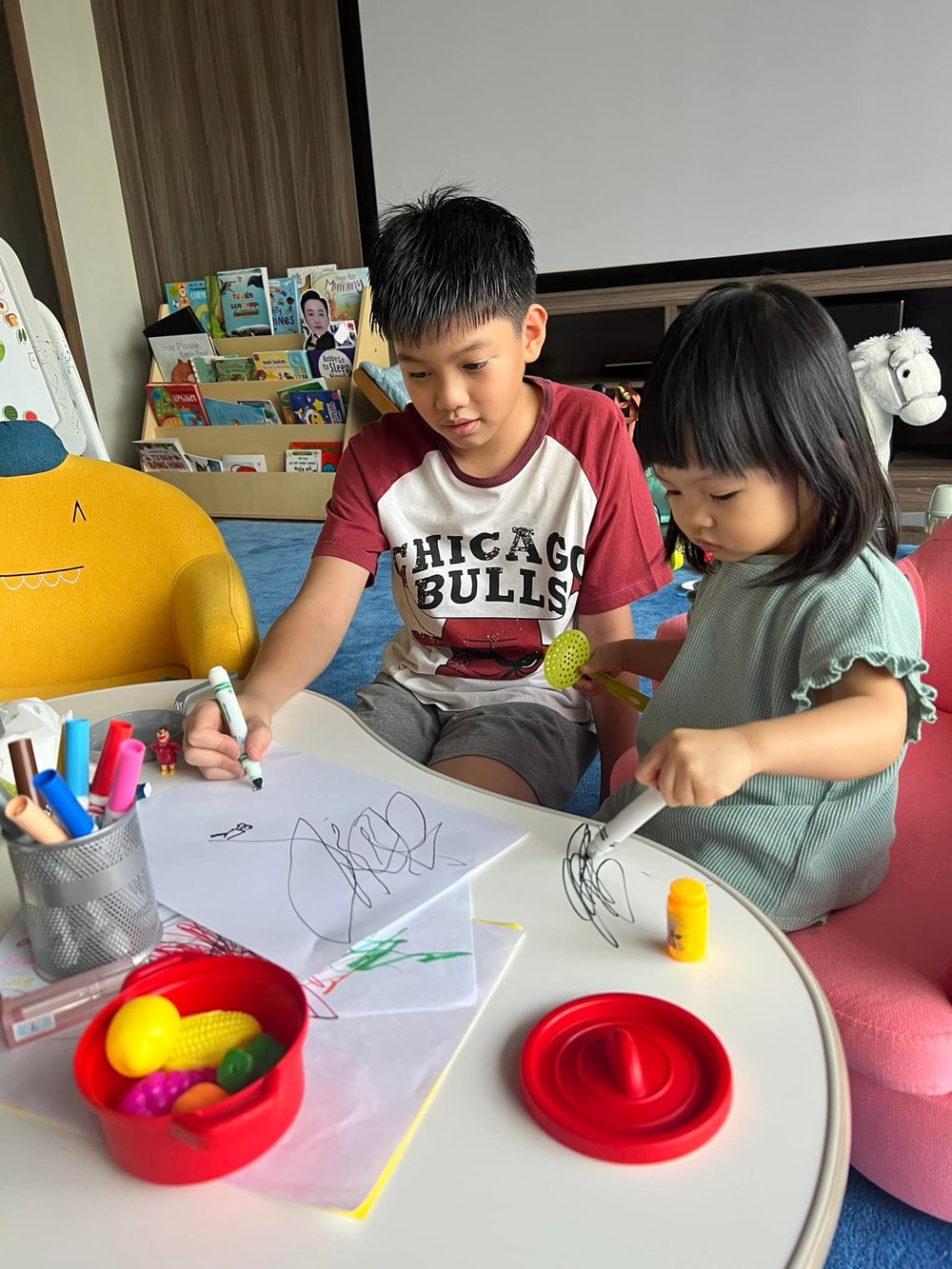 Subeo dạy em gái tập vẽ, tuy nhiên cô bé không nghe lời chút nào. - Tin sao Viet - Tin tuc sao Viet - Scandal sao Viet - Tin tuc cua Sao - Tin cua Sao