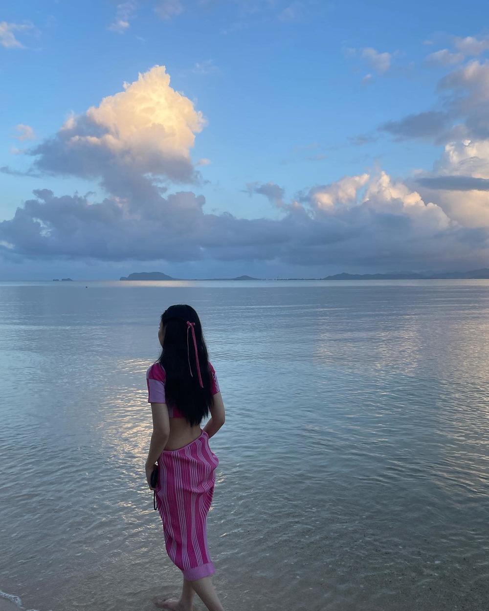 Chỉ cần nhìn bóng lưng thì đã cảm nhận được khí chất sang chảnh của Jennie. (Ảnh: Instagram @jennierubyjane)