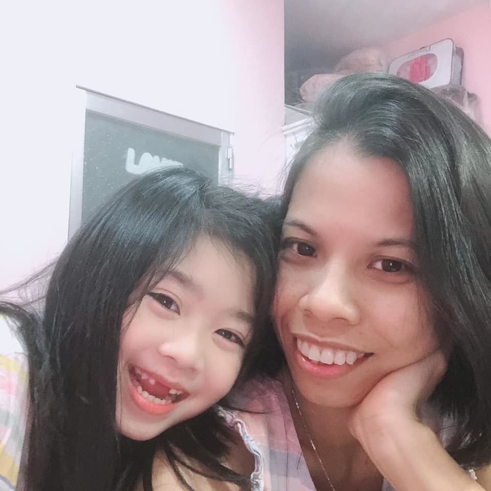  
Bé Lavie và cô bảo mẫu thân thiết không một khoảng cách. (Ảnh: Facebook M.C)