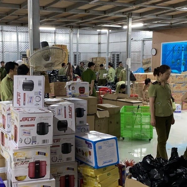  
Kho hàng Ninh Bình rộng 1.000m2. (Ảnh: Thanh Niên)