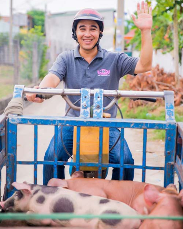  
Trong quá khứ, anh từng phải làm nhiều việc để có tiền trang trải. (Ảnh: FB Quyền Linh) - Tin sao Viet - Tin tuc sao Viet - Scandal sao Viet - Tin tuc cua Sao - Tin cua Sao