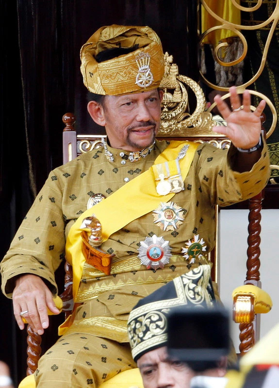  
Quốc vương Hassanal Bolkiah - một người nổi tiếng bởi cách sống hưởng thụ, xa hoa. (Ảnh: GQ India)
