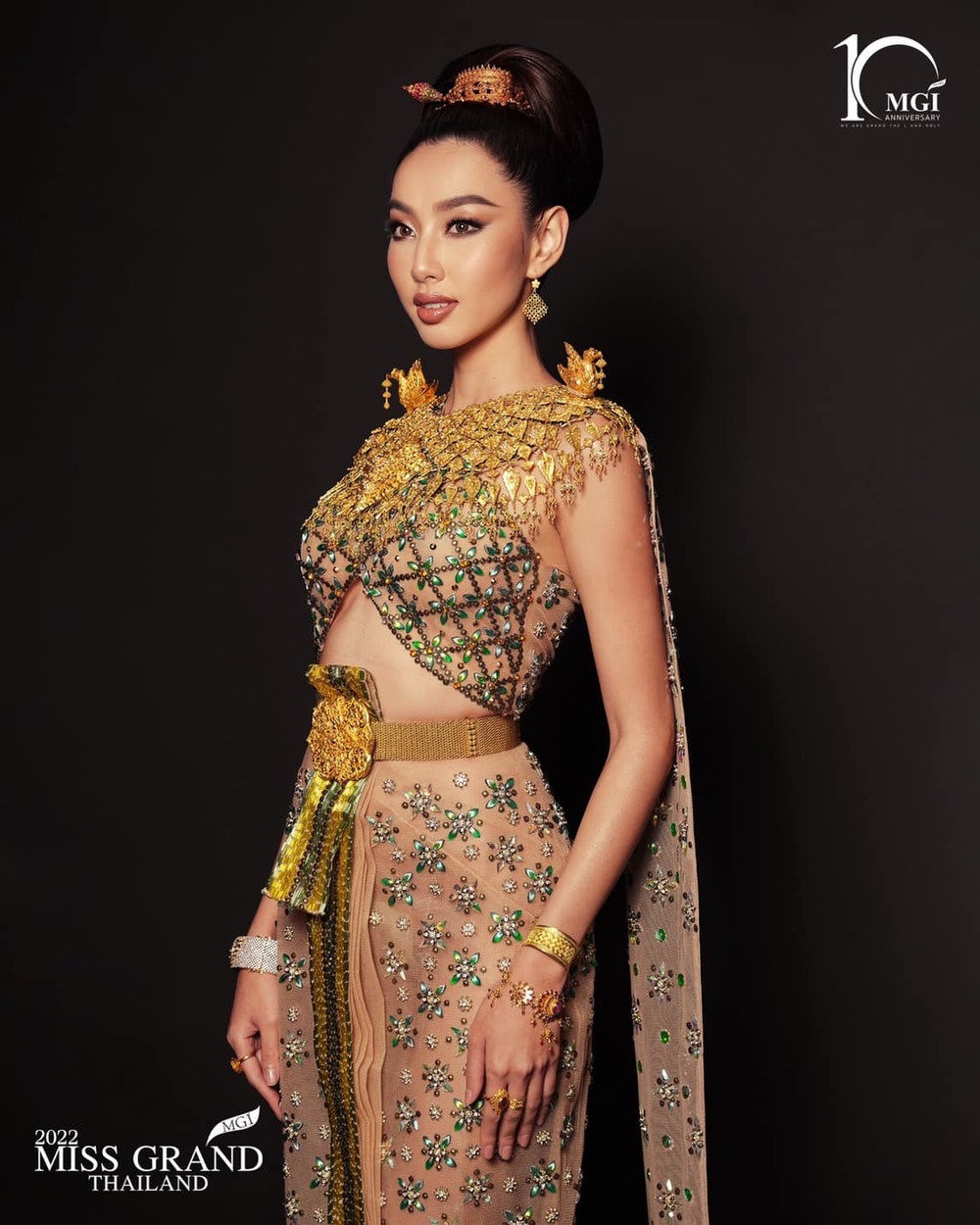 
Cận cảnh bộ trang phục và trang sức vàng cầu kỳ hoành tráng. (Ảnh: Miss Grand Thailand 2022)